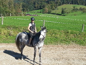 Caroline mit Sina auf dem Reitplatz